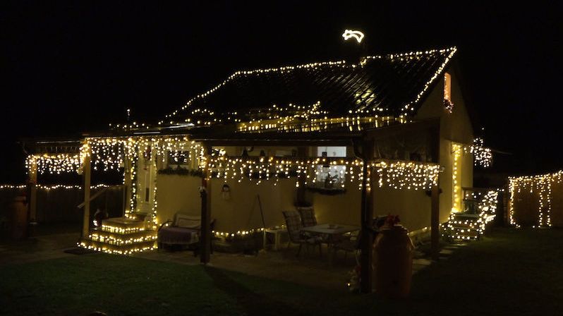 Milovnice Vánoc už má dům vyzdobený. Mnichovicemi září na tři tisíce světel